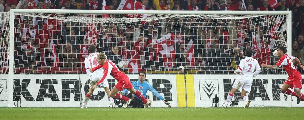 Torschütze Valon Behrami (Schweiz, li.) dreht nach seinem Tor jubelnd ab - Torwart Volkan Demirel (Türkei) enttäuscht am Boden Fußball Länderspiel Herren Weltmeisterschaftsqualifikation 2005, Qualifikation, Länderspiel, Relegation, Schweiz - Türkei 2:0 Gruppe Nationalmannschaft, Nationalteam, Nationaltrikot Bern Freude, Enttäuschung,