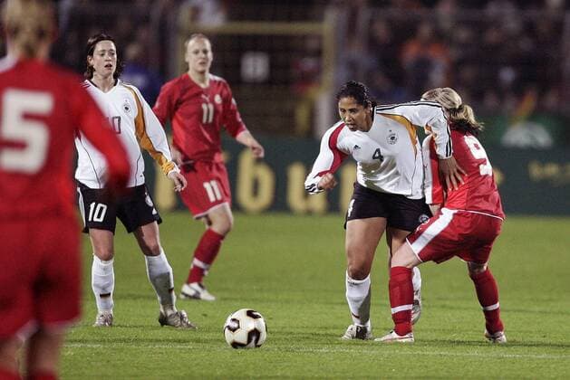 Steffi Jones (2.v.re.) setzt sich durch, li. Renate Lingor (beide Deutschland) Fußball Länderspiel Damen Weltmeisterschaftsqualifikation 2005, Qualifikation, Länderspiel, Deutschland - Schweiz 4:0 Gruppe Ulm Dynamik,