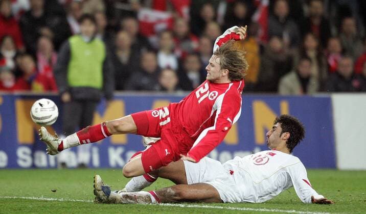 Daniel Gygax (Schweiz, li.) wird von Selcuk Sahin (Türkei) gefoult Fußball Länderspiel Herren Weltmeisterschaftsqualifikation 2005, Qualifikation, Länderspiel, Relegation, Schweiz - Türkei 2:0 Gruppe Nationalmannschaft, Nationalteam, Nationaltrikot Bern Dynamik, Kampf,