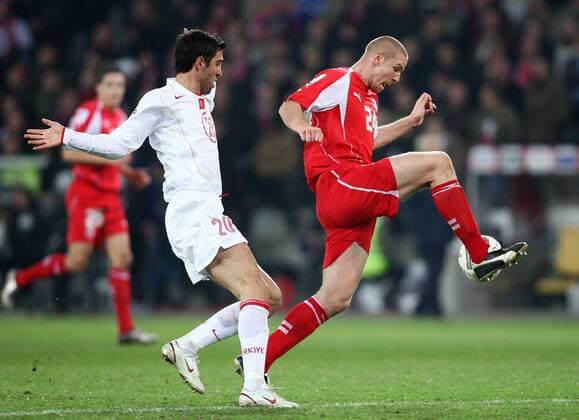 Philippe Senderos (Schweiz, re.) - Ballannahme vor Hakan Sükür (Türkei) Fußball Länderspiel Herren Weltmeisterschaftsqualifikation 2005, Qualifikation, Länderspiel, Relegation, Schweiz - Türkei 2:0 Gruppe Nationalmannschaft, Nationalteam, Nationaltrikot Bern Dynamik,