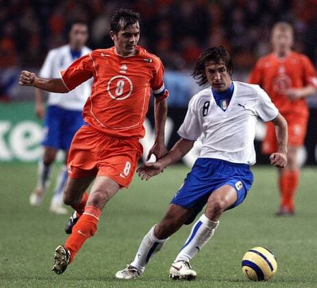 Andrea Pirlo (Italien, re.) gegen Phillip Cocu (Niederlande) -  Fußball Länderspiel Herren Länderspiel 2005, Freundschaftsspiel, Testspiel, Test, Nationalmannschaft, Nationalteam Gruppe Amsterdam Dynamik,