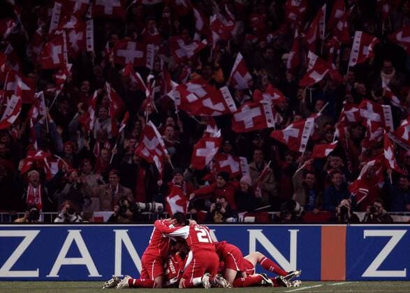 Torjubel Schweiz vor den begeisterten Fans mit Landesfahnen Fußball Länderspiel Herren Weltmeisterschaftsqualifikation 2005, Qualifikation, Länderspiel, Relegation Totale Nationalmannschaft, Nationalteam, Nationaltrikot Bern Begeisterung, Freude,