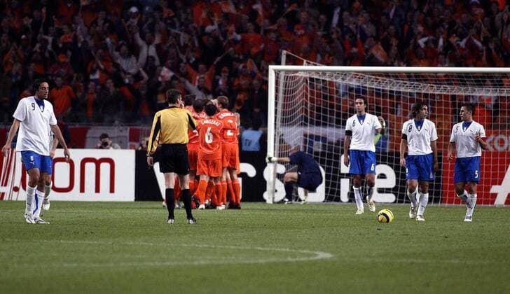 Torjubel Niederlande, daneben die enttäuschten Italiener, v.li.: Luca Toni, Alessandro Nesta, Andrea Pirlo und Fabio Cannavaro -  Fußball Länderspiel Herren Länderspiel 2005, Freundschaftsspiel, Testspiel, Test, Nationalmannschaft, Nationalteam Totale Amsterdam Begeisterung, Enttäuschung, Freude,