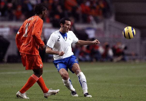 Gianluca Zambrotta (Italien, re.) gegen Ryan Babel (Niederlande) -  Fußball Länderspiel Herren Länderspiel 2005, Freundschaftsspiel, Testspiel, Test, Nationalmannschaft, Nationalteam Gruppe Amsterdam Dynamik,