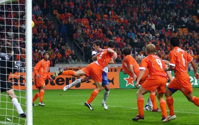 Alberto Gilardino (Italien, Mitte) erzielt per Kopf den Treffer zum 1:1 Ausgleich trotz Oranje Übermacht der Niederlande, v.li.: Giovanni van Bronckhorst, Ron Vlaar, Joris Mathijsen, Dirk Kuyt und Denny Landzaat -  Fußball Länderspiel Herren Länderspiel 2005, Freundschaftsspiel, Testspiel, Test, Nationalmannschaft, Nationalteam Gruppe Amsterdam Dynamik, Kampf,