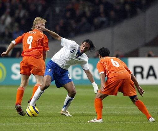 Alessandro Nesta (Italien, Mitte) gegen Dirk Kuyt (li.) und Denny Landzaat (beide Niederlande) -  Fußball Länderspiel Herren Länderspiel 2005, Freundschaftsspiel, Testspiel, Test, Nationalmannschaft, Nationalteam Gruppe Amsterdam Dynamik,
