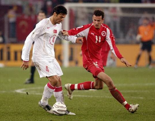 Alpay Özalan (Türkei, li.) gegen Marco Streller (Schweiz) Fußball Länderspiel Herren Weltmeisterschaftsqualifikation 2005, Qualifikation, Länderspiel, Relegation, Playoffs, Playoff Gruppe Nationalmannschaft, Nationalteam, Nationaltrikot Bern Dynamik,