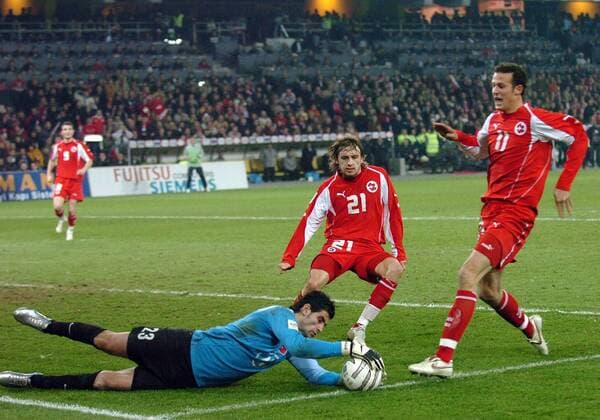 Torwart Volkan Demirel (Türkei) hat den Ball vor Marco Streller (re.) und Daniel Gygax (beide Schweiz) Fußball Länderspiel Herren Weltmeisterschaftsqualifikation 2005, Qualifikation, Länderspiel, Relegation, Playoffs, Playoff Gruppe Nationalmannschaft, Nationalteam, Nationaltrikot Bern Dynamik, Abwehr,