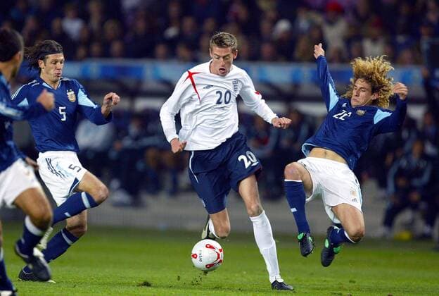 Peter Crouch (Mitte, England) gegen Martin Demichelis (li.) und Fabricio Coloccini (beide Argentinien) -  Fußball Länderspiel Herren Länderspiel 2005, Freundschaftsspiel, Test, Testspiel, Nationalmannschaft, Nationalteam, Vdig Gruppe Genf Dynamik,