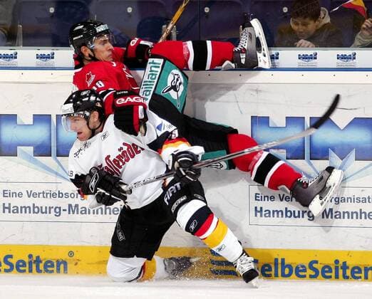 Björn Barta (Deutschland, vorn) hat Brad Tapper (Kanada) auf dem Rücken Eishockey Länderspiel Herren Deutschlandcup 2005, TUI Nationscup, Nations Cup, Länderspiel, Nationalmannschaft, Nationalteam Gruppe Hannover Dynamik, Kampf,