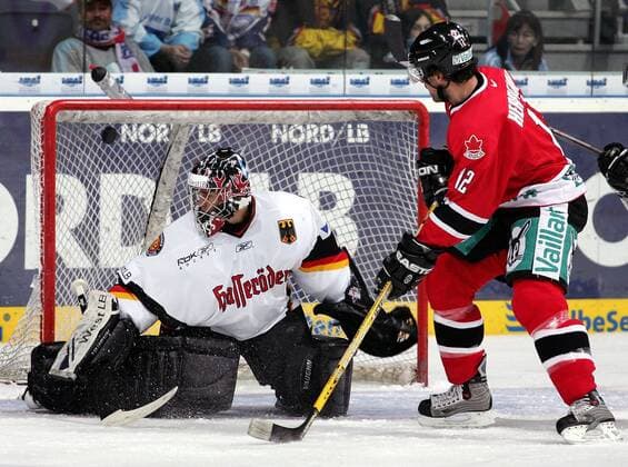 Chris Herperger (Kanada) erzielt den Treffer zum 0:1 gegen Goalie Thomas Greiss (Deutschland) Eishockey Länderspiel Herren Deutschlandcup 2005, TUI Nationscup, Nations Cup, Länderspiel, Nationalmannschaft, Nationalteam Gruppe Hannover Dynamik,