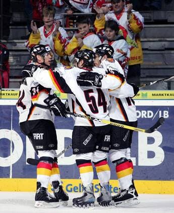 Torjubel Deutschland, v.li.: Eduard Lewandowski, Sebastian Furchner und Stefan Ustorf Eishockey Länderspiel Herren Deutschlandcup 2005, TUI Nationscup, Nations Cup, Länderspiel, Nationalmannschaft, Nationalteam Gruppe Hannover Begeisterung, Freude,