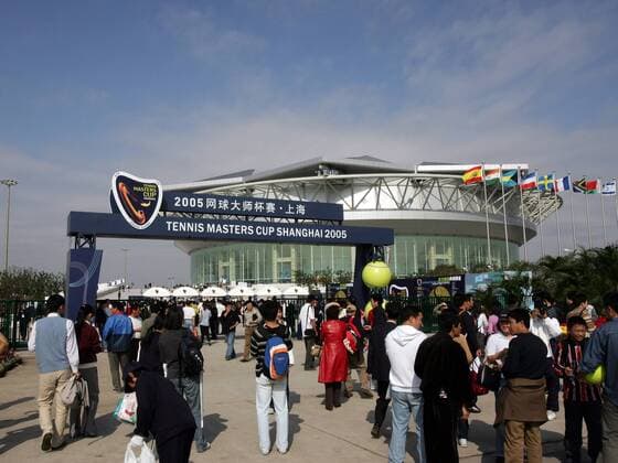 Zuschauer vor dem Qi Zhong Stadium in Shanghai, Austragungsstätte des Tennis Masters Cup 2005 Tennis WM Herren Masters Cup Shanghai 2005, ATP Weltmeisterschaft Totale Qizhong Stadium Shanghai