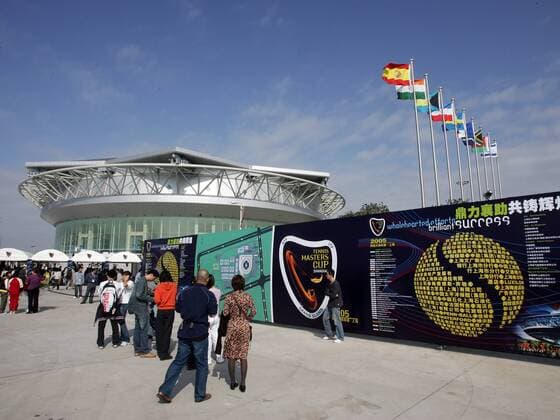 Zuschauer vor dem Qi Zhong Stadium in Shanghai, Austragungsstätte des Tennis Masters Cup 2005 Tennis WM Herren Masters Cup Shanghai 2005, ATP Weltmeisterschaft Totale Qizhong Stadium Shanghai