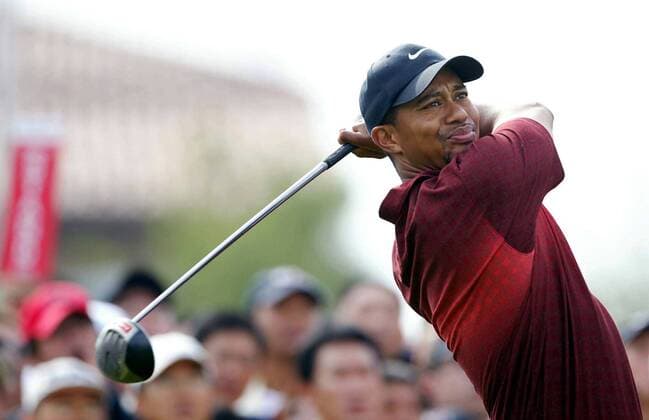 Eldrick Tiger Woods (USA) schaut seinem Abschlag hinterher -  Golf Herren HSBC Champions Tournament 2005, PGA European Tour, Golfen Einzelbild Sheshan Golf Club IMCdfzb20051113061 Shanghai