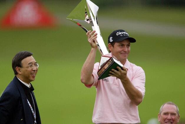 David Howell (England) präsentiert die Trophäe für seinen Sieg beim HSBC Champions Tournament 2005 -  Golf Herren HSBC Champions Tournament 2005, PGA European Tour, Golfen Gruppe Sheshan Golf Club IMCdfzb20051113043 Shanghai Freude,