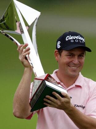 David Howell (England) präsentiert die Trophäe für seinen Sieg beim HSBC Champions Tournament 2005 -  Golf Herren HSBC Champions Tournament 2005, PGA European Tour, Golfen Einzelbild Sheshan Golf Club IMCdfzb20051113044 Shanghai Freude,