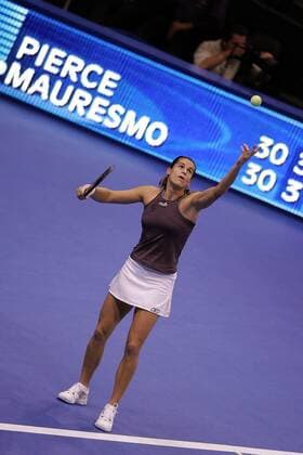 Amelie Mauresmo (Frankreich) - Aufschlag -  Tennis WM Damen Weltmeisterschaft 2005, WTA Masters Tour, Championship, Indoor, Hallentennis Einzelbild Los Angeles, LA, L A