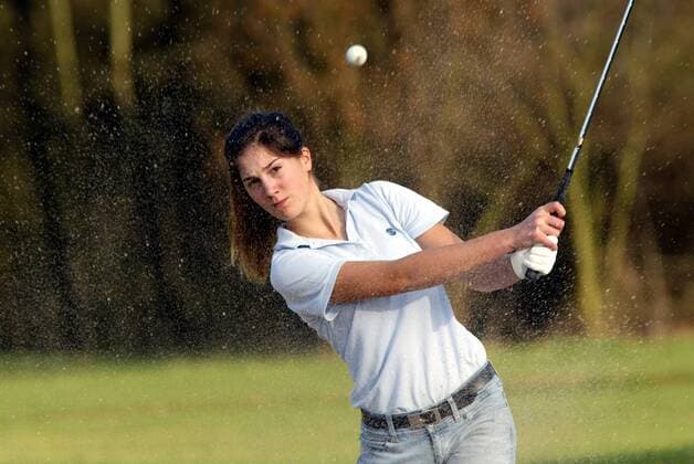 Sandra Gal (GC Hubbelrath Deutschland) - Bunkerspiel Golf Damen Golfen 2004, Jugendgolf, Nachwuchsgolf, Talent, Talente, Nachwuchstalent, Nachwuchstalente Einzelbild Leichlingen Dynamik,