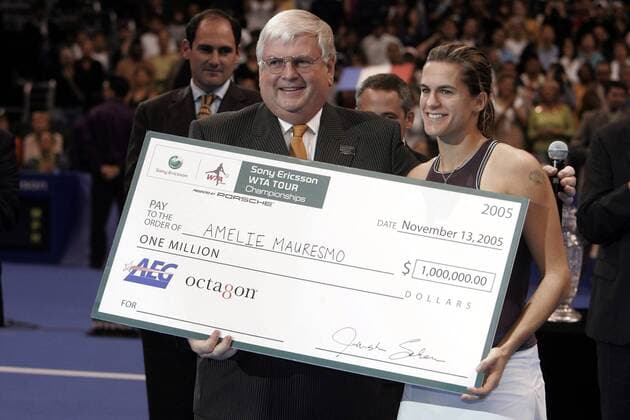 Amelie Mauresmo (Frankreich) und Miles Flint (USA Präsident Sony Ericsson Mobile Communications) präsentieren den Siegerscheck beim Masters Championship 2005 -  Tennis WM Damen Weltmeisterschaft 2005, WTA Masters Tour, Championship, Indoor, Hallentennis Gruppe Los Angeles, LA, L A Freude,