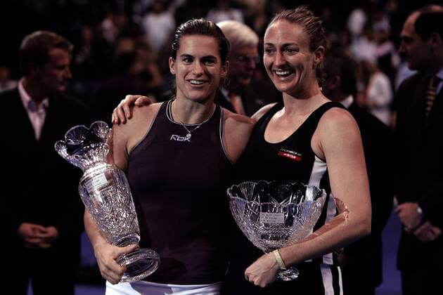 Die Siegerin Amelie Mauresmo (li.) und die zweitplatzierte Mary Pierce (beide Frankreich) präsentieren ihre Trophäen beim Masters Championship 2005 -  Tennis WM Damen Weltmeisterschaft 2005, WTA Masters Tour, Championship Gruppe Los Angeles, LA, L A Freude,