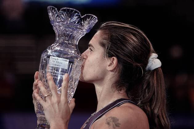 Siegerin Amelie Mauresmo (Frankreich) küßt ihre Trophäe für den Sieg beim Masters Championship 2005 -  Tennis WM Damen Weltmeisterschaft 2005, WTA Masters Tour, Championship Einzelbild Los Angeles, LA, L A Freude, Begeisterung,