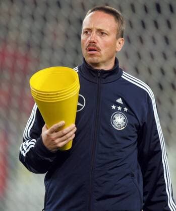 Zeugwart Thomas Mai (Deutschland) sammelt Hütchen ein Fußball Herren Nationalmannschaft 2005, Nationalteam, Training, Vorbereitung Einzelbild Köln