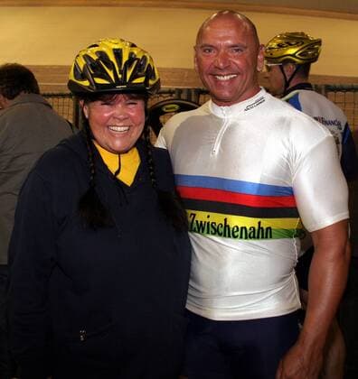 Schlagersängerin Chris Doerk und Trainer Emanuel Raasch (RSV Werner Otto) anläßlich des Sixdays Opening 2005 in Berlin Radsport Herren Sixdays Opening 2005, 6 Tage Rennen, Sechstagerennen, Sechstage, Sechs, Six days, Vdig Gruppe Berlin
