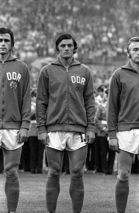 Lothar Kurbjuweit (li.), Reinhard Lauck (Mitte) und Siegmar Wätzlich (alle DDR) während der Nationalhymne Fußball WM Herren Weltmeisterschaft 1974, Nationalmannschaft, Nationalteam, Länderspiel, Zwischenrunde Gruppe Hannover