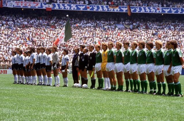 Die Teams vor dem WM Endspiel 1986 - BR Deutschland v.re.: Lothar Matthäus, Felix Magath, Andreas Brehme, Klaus Allofs, Norbert Eder, Karlheinz Förster, Thomas Berthold, Ditmar Jakobs, Hans Peter Briegel, Torwart Toni Schumacher und Karl Heinz Rummenigge Fußball WM Herren Weltmeisterschaft 1986, Länderspiel, Nationalmannschaft, Nationalteam, Nationaltrikot, Finale, Vdia Totale Argentinien - BRD 3:2 o0 Aufmacher Mexico City, Mexiko Stadt
