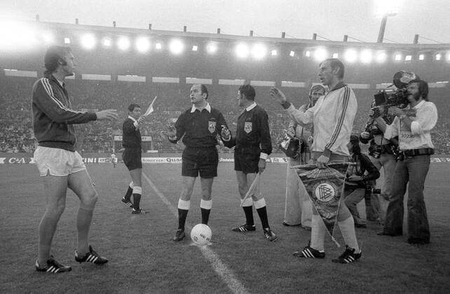 Franz Beckenbauer (BR Deutschland, li.) und Bo Larsson (Schweden, re.) bei der Begrüßung, außerdem Linienrichter Nicolai Rainea (Rumänien, 2.v.li.), FIFA Schiedsrichter Pavel Kazakov (UdSSR, 3.v.li.) und Linienrichter Pablo Sanchez Ibanez (Spanien) Fußball WM Herren Weltmeisterschaft 1974, Nationalmannschaft, Nationalteam, Nationaltrikot, Länderspiel, Zwischenrunde Totale Kamera, Fernsehkamera, Kameras, Fernsehkameras Düsseldorf, Schiri, Referee, Schiedsrichtergespann Harmonie,