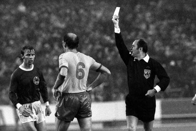 FIFA Schiedsrichter Pavel Kazakov (UdSSR) zeigt Ove Grahn (Schweden, Mitte) die Gelbe Karte, daneben Bernd Hölzenbein (BR Deutschland) Fußball WM Herren Weltmeisterschaft 1974, Nationalmannschaft, Nationalteam, Nationaltrikot, Länderspiel, Zwischenrunde Gruppe Düsseldorf