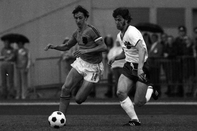 Johan Cruyff (li., Niederlande) gegen Konrad Weise (DDR) Fußball WM Herren Weltmeisterschaft 1974, Länderspiel, Nationalmannschaft, Nationalteam, Nationaltrikot, Vneg, Vsw Gruppe Zweite Runde, Gruppe A Gelsenkirchen Dynamik,