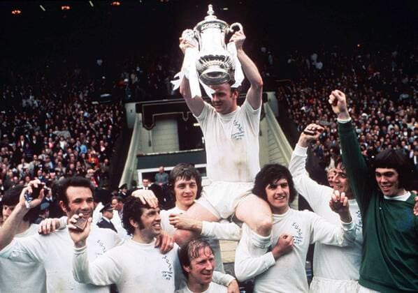 Englischer Pokalsieger Leeds United - Billy Bremner (oben) jubelt mit dem Pott, außerdem u.a.v.li.: Paul Reaney, Johnny Giles, Allan Clarke, Jack Charlton, Peter Lorimer, Norman Hunter, Torwart David Harvey - Fußball Herren FA Cup 1971 1972, Pokal, Pokalspiel, Pokalsieg, Trophäe, Endspiel, Finale, Leeds United Gruppe Wembley, Wembleystadion London Glück, Harmonie, Begeisterung, Freude,