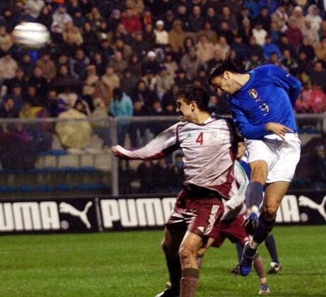 Giampaolo Pazzini (Italien U21, re.) erzielt per Kopf das 1:0 gegen Roland Juhasz (Ungarn U21) -  Fußball Länderspiel Herren U 21 Europameisterschaftsqualifikation 2005, Qualifikation, Länderspiel, Nationalmannschaft Gruppe Fermo Dynamik,