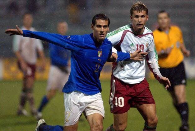 Alessandro Potenza (Italien U21, li.) gegen Tamas Priskin (Ungarn U21) -  Fußball Länderspiel Herren U 21 Europameisterschaftsqualifikation 2005, Qualifikation, Länderspiel, Nationalmannschaft Gruppe Fermo