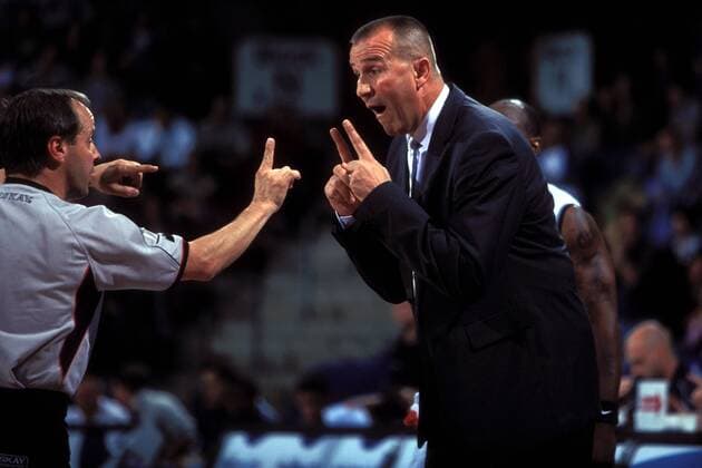 Trainer Ivan Sunara (Frankfurt) diskutiert wütend mit Schiedsrichter Horst Weichert Basketball 1. BL Herren BBL 2005 2006, Deutsche Bank Skyliners Frankfurt Gruppe Frankfurt M. Wut,