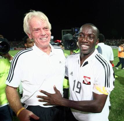 Nationaltrainer Leo Beenhakker (li.) und Dwight Yorke (beide Trinidad und Tobago) feiern ausgelassen die Qualifikation Fußball Länderspiel Herren Weltmeisterschaftsqualifikation 2005, Länderspiel, Qualifikation, Relegation, Relegationsspiel, Off Gruppe Manama Begeisterung, Freude,