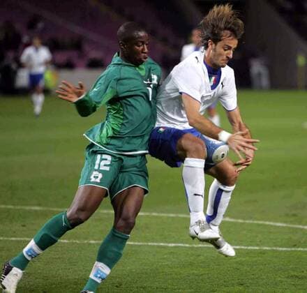Alberto Gilardino (Italien, re.) gegen Abdoulaye Meite (Elfenbeinküste) -  Fußball Länderspiel Herren Länderspiel 2005, Test, Testspiel, Freundschaftsspiel, Nationalmannschaft, Nationalteam, Gruppe Genf Dynamik,