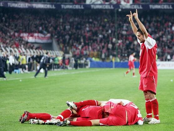 Torjubel Schweiz: ricardo Cabanas (re.) neben dem Jubelknäuel seiner Mitspieler Fußball Länderspiel Herren Weltmeisterschaftsqualifikation 2005, Qualifikation, Länderspiel, Playoffs, Playoff, Play Offs, Off Gruppe Relegation, Istanbul Freude, Begeisterung, Überlegenheit