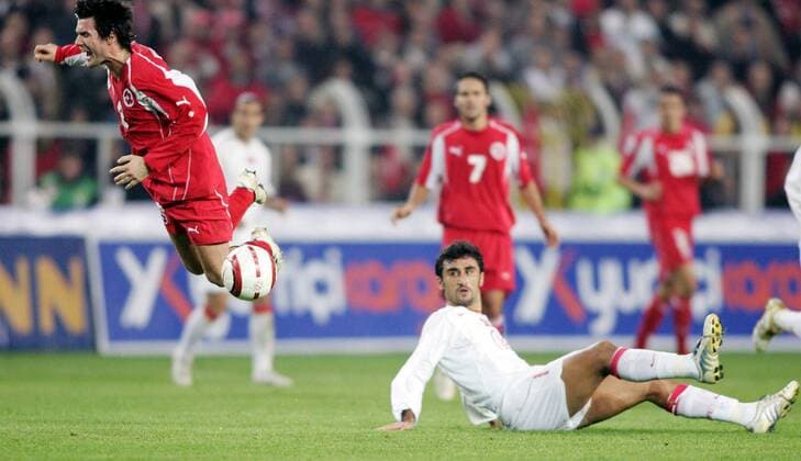 Raphael Wicky (Schweiz, li.) hebt nach einem Foul von Selcuk Sahin (Türkei) ab Fußball Länderspiel Herren Weltmeisterschaftsqualifikation 2005, Qualifikation, Länderspiel, Playoffs, Playoff, Play Offs, Off Gruppe Istanbul Dynamik, Kampf,