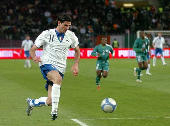 Vincenzo Iaquinta (Italien) am Ball Fußball Länderspiel Herren Länderspiel 2005, Test, Testspiel, Freundschaftsspiel, Nationalmannschaft, Nationalteam, Einzelbild Genf Dynamik,