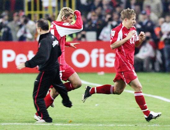 Valon Behrami (li.) und Christoph Spycher (beide Schweiz) flüchten vor den Zahlreichen Wurfgeschossen und werden dabei von einem türkischen Betreuer attackiert Fußball Länderspiel Herren Weltmeisterschaftsqualifikation 2005, Qualifikation, Länderspiel, Playoffs, Playoff, Play Offs, Off Gruppe Istanbul Dynamik,