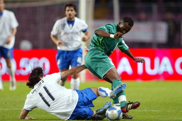 Didier Zokora (Elfenbeinküste, re.) wird von Vincenzo Iaquinta (Italien) gefoult Fußball Länderspiel Herren Freundschaftsspiel 2005, Länderspiel, Test, Testspiel, Elfenbeinküste - Italien 1:1 Gruppe pan11465 Genf Dynamik, Kampf,  