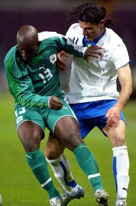 Marco Andre Kpolo Zoro (Elfenbeinküste, li.) gegen Vincenzo Iaquinta (Italien) Fußball Länderspiel Herren Freundschaftsspiel 2005, Länderspiel, Test, Testspiel, Elfenbeinküste - Italien 1:1 Gruppe pan11465 Genf Dynamik,  