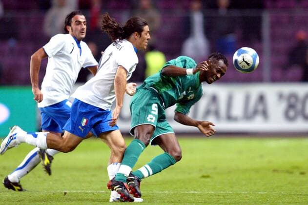 Didier Zokora (Elfenbeinküste, re.) gegen Mauro Camoranesi (Mitte) und Simone Barone (Italien) Fußball Länderspiel Herren Freundschaftsspiel 2005, Länderspiel, Test, Testspiel, Elfenbeinküste - Italien 1:1 Gruppe pan11465 Genf Dynamik,  