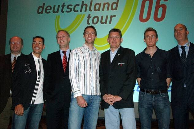 Pressekonferenz zur Deutschlandtour 2006, v.re.: Tourdirektor Kai Rapp, Jörg Jaksche, Teamchef Hans Michael Holczer (Gerolsteiner), Jens Voigt, BDR Präsident Rudolf Scharping, Erik Zabel und Roman Bonnaire (Chef des ARD Radsportteams) Radsport Herren Vorschau 2005 Deutschland Tour 2006, Deutschlandtour, ProTour, Straßenradsport, Straße, Rad Gruppe Teammanagement, Team Manager, Management Düsseldorf, Kleidung, Outfit,
