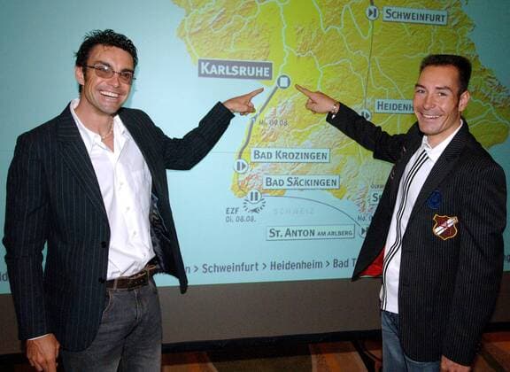Bis zum Ziel ist es ein weiter Weg - Erik Zabel (T Mobile, re.) und Marcel Wüst (beide Deutschland) zeigen während der Präsentation der Streckenführung der Deutschlandtour 2006 auf das Ziel eines jeden Teilnehmers: Karlsruhe Radsport Herren Vorschau 2005 Deutschland Tour 2006, Deutschlandtour, ProTour, Straßenradsport, Straße, Rad Gruppe Düsseldorf