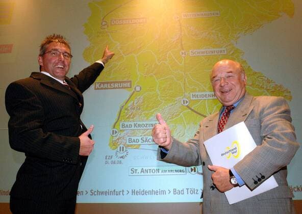 In Düsseldorf fällt der Startschuss zur Deutschlandtour 2006 - Toni Kirsch (Präsident Radsportverband NRW, li.) und Radsportfunktionär Hubert Rosiejak (beide Deutschland) sind in freudiger Erwartung Radsport Herren Vorschau 2005 Deutschland Tour 2006, Deutschlandtour, ProTour, Straßenradsport, Straße, Rad Gruppe Präsidium, Vorstand, thumbs up, Daumen Düsseldorf, zufrieden, Gestik, zeigen, Fingerzeig