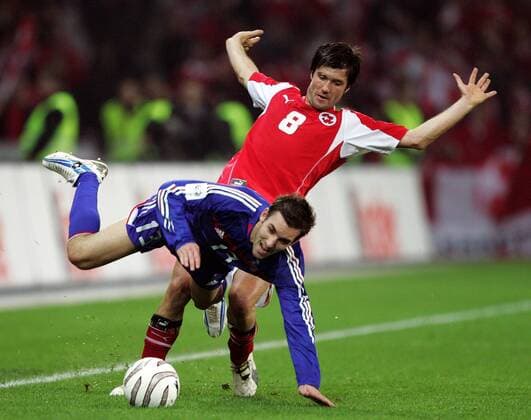 Raphael Wicky (Schweiz, hinten) bringt Anthony Reveillere (Frankreich) zu Fall Fußball Länderspiel Herren Weltmeisterschaftsqualifikation 2005, Qualifikation, Länderspiel, Schweiz - Frankreich 1:1 Gruppe Bern Dynamik, Kampf,